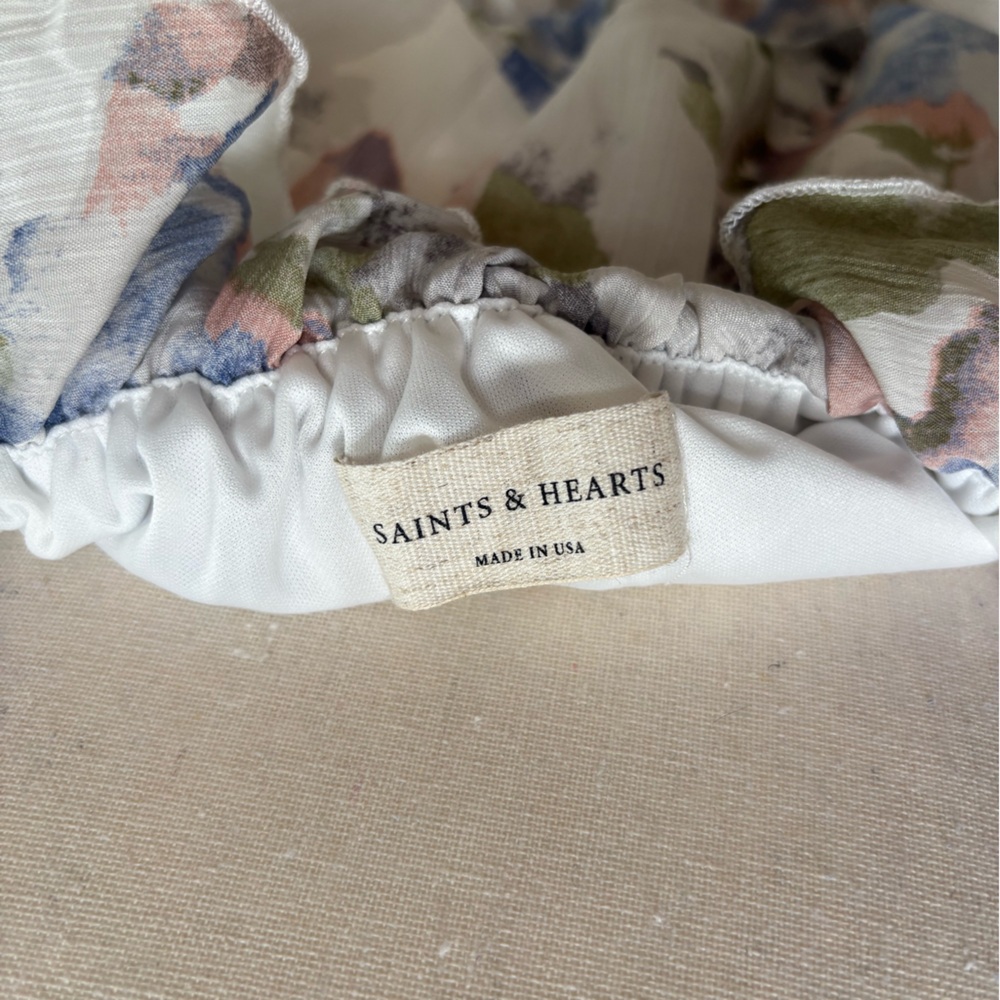 Saints & Hearts Elegant Floral Ruffle Blouse - Picture 6 of 7